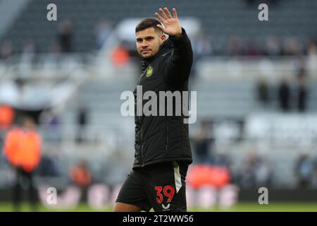 Newcastle am Samstag, den 21. Oktober 2023. Bruno Guimaraes von Newcastle United winkt ihren Fans nach dem Premier League-Spiel zwischen Newcastle United und Crystal Palace in St. James's Park, Newcastle am Samstag, den 21. Oktober 2023. (Foto: Mark Fletcher | MI News) Credit: MI News & Sport /Alamy Live News Stockfoto