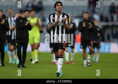 Newcastle am Samstag, den 21. Oktober 2023. Sandro Tonaili von Newcastle United applaudiert ihren Fans nach dem Spiel der Premier League zwischen Newcastle United und Crystal Palace in St. James's Park, Newcastle am Samstag, den 21. Oktober 2023. (Foto: Mark Fletcher | MI News) Credit: MI News & Sport /Alamy Live News Stockfoto