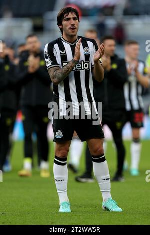 Newcastle am Samstag, den 21. Oktober 2023. Sandro Tonaili von Newcastle United applaudiert ihren Fans nach dem Spiel der Premier League zwischen Newcastle United und Crystal Palace in St. James's Park, Newcastle am Samstag, den 21. Oktober 2023. (Foto: Mark Fletcher | MI News) Credit: MI News & Sport /Alamy Live News Stockfoto