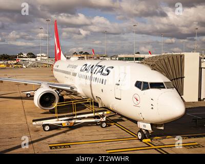 Sydney Australia/Kingsford Smith Airport mit Qantas Flugzeug am Terminal angedockt. Stockfoto