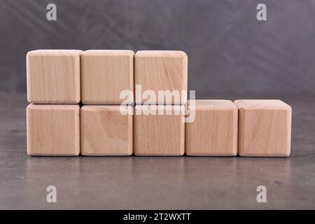 Holzwürfel mit der Abkürzung ISO und Nummer 18001 auf grauem texturiertem Tisch Stockfoto