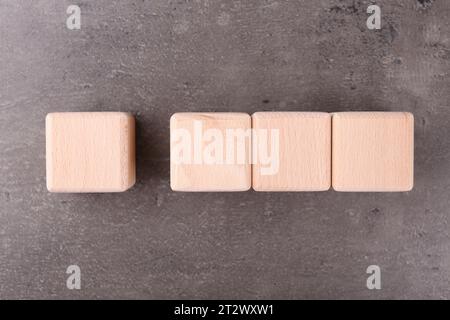 Holzwürfel mit Häkchen und Abkürzung ISO auf grauem texturiertem Tisch, flach gelegt Stockfoto