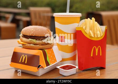 Lemberg, Ukraine - 9. Oktober 2023: McDonald's Menü auf Holztisch im Freien Stockfoto