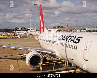 Sydney Australia/Kingsford Smith Airport mit Qantas Flugzeug am Terminal angedockt. Stockfoto