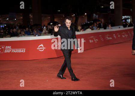 ROM, ITALIEN - 21. OKTOBER: Elio Germano besucht einen roten Teppich für den Film „Palazzina LAF“ während des 18. Rom Film Festivals im Auditorium Parco Della Stockfoto