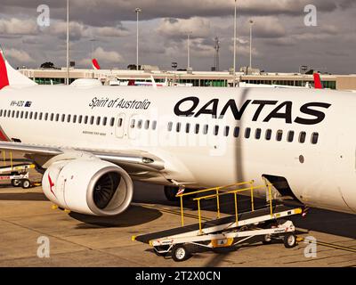Sydney Australia/Kingsford Smith Airport mit Qantas Flugzeug am Terminal angedockt. Stockfoto