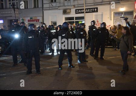 Berlin, Deutschland. Oktober 2023. Die Polizei hat auf der Sonnenallee Dienst nach einer Demonstration gegen Palästina, wo es zu Konflikten kam. Quelle: Paul Zinken/dpa/Alamy Live News Stockfoto