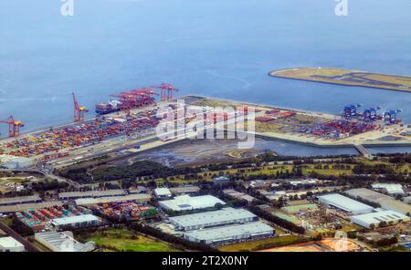 Botany Bay Flughafen und Frachttransport Terminal in Sydney City - Luftaufnahme. Stockfoto