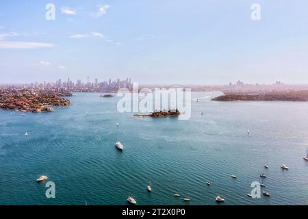 Greater Sydney Eastern Vororte und City CBD am Ufer des Hafens von Sydney aus der Vogelperspektive von Shark Island. Stockfoto