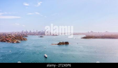 Blue Sky Copy Space in den östlichen Vororten und dem zentralen Geschäftsviertel der Stadt am Ufer des Hafens von Sydney aus der Vogelperspektive von Shark Island. Stockfoto