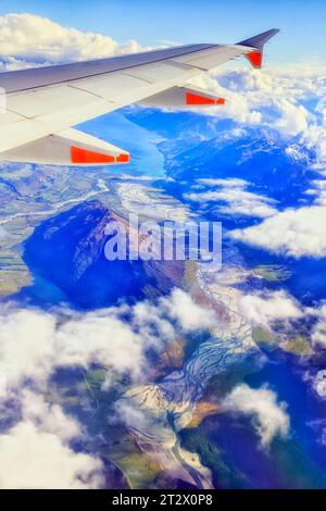 Unter dem Flügel eines Passagierflugzeugs, das über landschaftlich reizvolle Gebiete der Südinsel Neuseelands nach Queenstown fliegt. Stockfoto