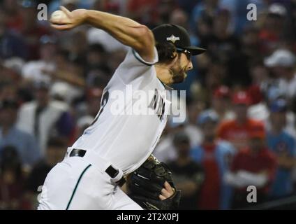 Phoenix, Usa. Oktober 2023. Arizona Diamondbacks Starting Pitcher Zac Gallen wirft im ersten Inning gegen die Philadelphia Phillies im fünften Spiel der NLCS im Chase Field in Phoenix am Samstag, den 21. Oktober 2023. Foto: Rick D'Elia/UPI. Quelle: UPI/Alamy Live News Stockfoto