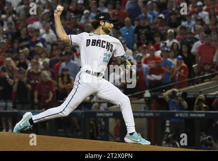 Phoenix, Usa. Oktober 2023. Arizona Diamondbacks Starting Pitcher Zac Gallen wirft im ersten Inning gegen die Philadelphia Phillies im fünften Spiel der NLCS im Chase Field in Phoenix am Samstag, den 21. Oktober 2023. Foto: Rick D'Elia/UPI. Quelle: UPI/Alamy Live News Stockfoto