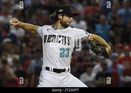 Phoenix, Usa. Oktober 2023. Arizona Diamondbacks Starting Pitcher Zac Gallen wirft im ersten Inning gegen die Philadelphia Phillies im fünften Spiel der NLCS im Chase Field in Phoenix am Samstag, den 21. Oktober 2023. Foto: Rick D'Elia/UPI. Quelle: UPI/Alamy Live News Stockfoto