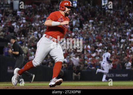 Phoenix, Usa. Oktober 2023. Philadelphia Phillies Kyle Schwarber rundet am Samstag, den 21. Oktober 2023, auf einer Single von Bryson Stott im ersten Inning gegen die Arizona Diamondbacks im fünften Spiel der NLCS im Chase Field in Phoenix den dritten Platz ein. Foto: Rick D'Elia/UPI. Quelle: UPI/Alamy Live News Stockfoto