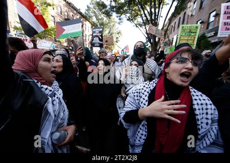 New York City, USA. Oktober 2023. Am 21. Oktober 2023 versammeln sich palästinensische Vorsteher mit Schildern und Bannern in Bay Ridge Brooklyn, einem Teil von New York City. Hamas-Militante starteten am 50. Jahrestag des Jom-Kippur-Krieges einen Angriff auf Israel zu Land, Luft und Meer, und Sukkot am Samstag einen jüdischen Feiertag, der Hundertstel Tote forderte. Israel revanchierte sich, indem er Luftangriffe in Gaza einleitete und schwor, der Hamas einen beispiellosen Preis zuzufügen. (Foto: John Lamparski/SIPA USA) Credit: SIPA USA/Alamy Live News Stockfoto
