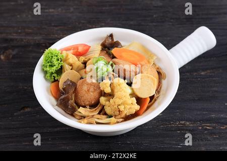 Sapo Tahu, chinesisches Menü mit Tofu, Gemüse und Meeresfrüchten. Nahaufnahme Stockfoto