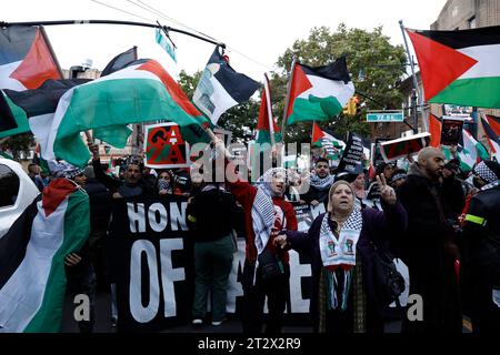 New York City, USA. Oktober 2023. Am 21. Oktober 2023 versammeln sich palästinensische Vorsteher mit Schildern und Bannern in Bay Ridge Brooklyn, einem Teil von New York City. Hamas-Militante starteten am 50. Jahrestag des Jom-Kippur-Krieges einen Angriff auf Israel zu Land, Luft und Meer, und Sukkot am Samstag einen jüdischen Feiertag, der Hundertstel Tote forderte. Israel revanchierte sich, indem er Luftangriffe in Gaza einleitete und schwor, der Hamas einen beispiellosen Preis zuzufügen. (Foto: John Lamparski/SIPA USA) Credit: SIPA USA/Alamy Live News Stockfoto