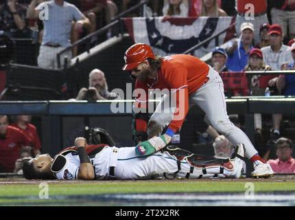 Phoenix, Usa. Oktober 2023. Philadelphia Phillies Bryce Harper überprüft den Zustand des Arizona Diamondbacks-Fänger Gabriel Moreno, nachdem er am Samstag, den 21. Oktober 2023, im ersten Inning im fünften Spiel des NLCS im Chase Field in Phoenix nach Hause gestohlen hatte. Moreno erholte sich und konnte im Spiel bleiben. Foto: Rick D'Elia/UPI Credit: UPI/Alamy Live News Stockfoto