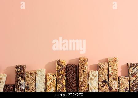 Verschiedene Energieriegel oder Müsliriegel, Draufsicht auf Pastellhintergrund mit Kopierraum für Text Stockfoto