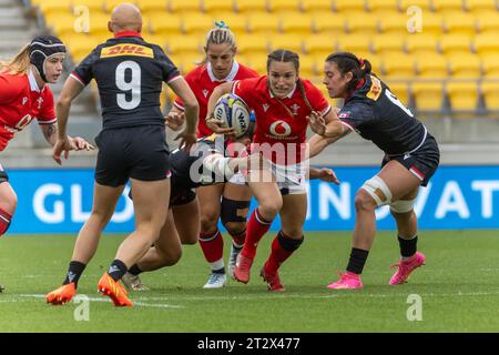 Wellington, Neuseeland. Oktober 2023. Der walisische Fullback Jasmine Joyce findet eine kleine Lücke, von der aus ein Angriff gestartet werden kann. Kanada gegen Wales. WXV1 internationales Rugby-Turnier für Damen. Sky Stadium. Wellington. Neuseeland (Joe Serci/SPP) Credit: SPP Sport Press Photo. /Alamy Live News Stockfoto