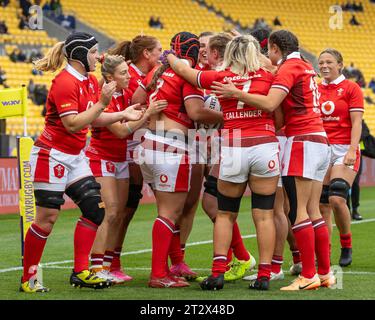 Wellington, Neuseeland. Oktober 2023. Wales versammelt sich, um Carys Phillips' Versuch zu feiern. Kanada gegen Wales. WXV1 internationales Rugby-Turnier für Damen. Sky Stadium. Wellington. Neuseeland (Joe Serci/SPP) Credit: SPP Sport Press Photo. /Alamy Live News Stockfoto