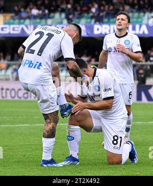 Verona, Italien. Oktober 2023. Matteo Politano (L) feiert sein Tor mit seinem Teamkollegen Giacomo Raspasdori (C) während eines Fußballspiels der Serie A zwischen Hellas Verona und Neapel in Verona, Italien, am 21. Oktober 2023. Quelle: Alberto Lingria/Xinhua/Alamy Live News Stockfoto