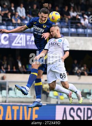 Verona, Italien. Oktober 2023. Stanislav Lobotka (R) streitet mit Hellas Verona's Milan Djuric (L) während eines Fußballspiels der Serie A zwischen Hellas Verona und Napoli in Verona, Italien, 21. Oktober 2023. Quelle: Alberto Lingria/Xinhua/Alamy Live News Stockfoto