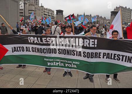 Lima, Peru. Oktober 2023. "Freies Palästina" kann in einem Banner gelesen werden, als Hunderte von Demonstranten, die von der Bewegung Boykott, Desinvestition, Sanktionen (BDS) gerufen wurden, in Lima auf die Straße gingen, um das palästinensische Volk zu unterstützen und gegen den Israel-Hamas-Krieg im Gazastreifen zu kämpfen. Quelle: Fotoholica Presseagentur/Alamy Live News Stockfoto