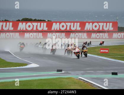 MELBOURNE, AUSTRALIEN. 22. Oktober 2023. Guru von Gryfyn Australian Motorrad Grand Prix von Australien. Alonso Lopez aus Spanien, CAG SpeedUp Team führt das Spiel in Runde 4 des Phillip Island Circuit während der ersten Runde des Moto 2-Rennens bei der australischen MotoGP an. Foto: Karl Phillipson/Alamy Live News Stockfoto