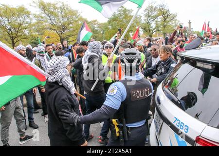 Zwei Menschen geraten zu Beginn der Kundgebung und marschieren zur Unterstützung der Palästinenser, die am 21. Oktober 2023 im Loop in Chicago stattfand. Es war der vierte Protest in Chicago innerhalb von zwei Wochen, um die palästinensische Sache zu unterstützen und sich gegen israelische Militäraktionen im Gazastreifen zu versammeln. (Foto: Alexandra Buxbaum/SIPA USA) Credit: SIPA USA/Alamy Live News Stockfoto