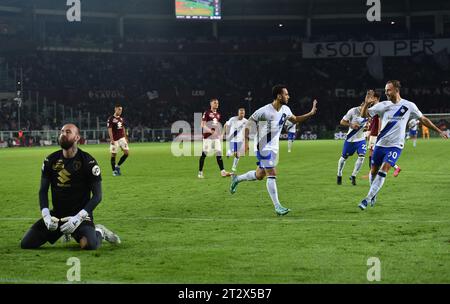 Turin, Italien. Oktober 2023. Inter Mailand Hakan Calhanoglu (3. R) feiert sein Tor während eines Fußballspiels der Serie A zwischen Turin und Inter Mailand am 21. Oktober 2023 in Turin. Quelle: Federico Tardito/Xinhua/Alamy Live News Stockfoto