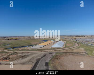 Blick auf die Drohne auf zwei Kornlagerstapel, die gefüllt und abgedeckt werden Stockfoto