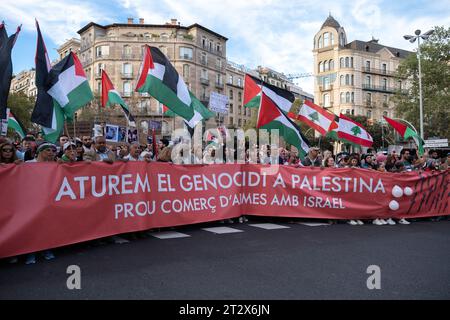 Barcelona, Spanien. Oktober 2023. Das Einheitsbanner mit dem Slogan Stop the Genocide of Palestine ist während der Demonstration zu sehen. Rund 80.000 Menschen haben auf dem Passeig de Gràcia in Barcelona gegen den Völkermord am palästinensischen Volk durch die israelischen Streitkräfte demonstriert. Quelle: SOPA Images Limited/Alamy Live News Stockfoto