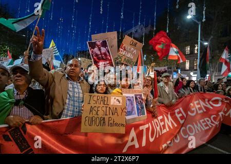 Barcelona, Spanien. Oktober 2023. Demonstranten halten Plakate zur Unterstützung Palästinas während der Demonstration. Rund 80.000 Menschen haben auf dem Passeig de Gràcia in Barcelona gegen den Völkermord am palästinensischen Volk durch die israelischen Streitkräfte demonstriert. Quelle: SOPA Images Limited/Alamy Live News Stockfoto