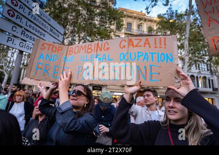 Barcelona, Spanien. Oktober 2023. Demonstranten werden während der Demonstration Plakate zur Unterstützung Palästinas gezeigt. Rund 80.000 Menschen haben auf dem Passeig de Gràcia in Barcelona gegen den Völkermord am palästinensischen Volk durch die israelischen Streitkräfte demonstriert. (Foto: Paco Freire/SOPA Images/SIPA USA) Credit: SIPA USA/Alamy Live News Stockfoto