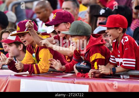 Los Angeles, CA. Oktober 2023. Fans der USC Trojans im ersten Quartal während des NCAA Football-Spiels zwischen den USC Trojans und den Utah Utes im Coliseum in Los Angeles, Kalifornien. Pflichtfoto: Louis Lopez/Cal Sport Media/Alamy Live News Stockfoto