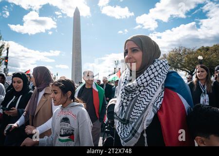 Washington, Usa. Oktober 2023. Pro-palästinensische demonstranten marschieren am Washington Monument während einer Demonstration, die zu einem Waffenstillstand in Gaza aufruft. Quelle: SOPA Images Limited/Alamy Live News Stockfoto