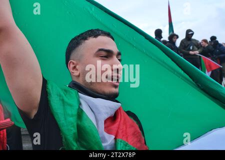 London, Großbritannien. Oktober 2023. Schätzungsweise 100.000 Menschen marschierten zur Unterstützung Palästinas und endeten in Whitehall, wo eine Kundgebung stattfand, in der ein Waffenstillstand zwischen israelischen Truppen und Hamas-Militanten gefordert wurde. Am Mittwoch ereignete sich eine Explosion im arabischen Krankenhaus Al-Ahli, bei der Hunderte von Menschen getötet und verletzt wurden, was zu Empörung auf der ganzen Welt führte. Es ist unklar, wer für die Explosion verantwortlich war. Quelle: Eleventh Photography/Alamy Live News Stockfoto