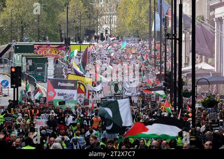 London, Großbritannien. Oktober 2023. Schätzungsweise 100.000 Menschen marschierten zur Unterstützung Palästinas und endeten in Whitehall, wo eine Kundgebung stattfand, in der ein Waffenstillstand zwischen israelischen Truppen und Hamas-Militanten gefordert wurde. Am Mittwoch ereignete sich eine Explosion im arabischen Krankenhaus Al-Ahli, bei der Hunderte von Menschen getötet und verletzt wurden, was zu Empörung auf der ganzen Welt führte. Es ist unklar, wer für die Explosion verantwortlich war. Quelle: Eleventh Photography/Alamy Live News Stockfoto