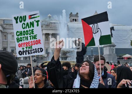 London, Großbritannien. Oktober 2023. Schätzungsweise 100.000 Menschen marschierten zur Unterstützung Palästinas und endeten in Whitehall, wo eine Kundgebung stattfand, in der ein Waffenstillstand zwischen israelischen Truppen und Hamas-Militanten gefordert wurde. Am Mittwoch ereignete sich eine Explosion im arabischen Krankenhaus Al-Ahli, bei der Hunderte von Menschen getötet und verletzt wurden, was zu Empörung auf der ganzen Welt führte. Es ist unklar, wer für die Explosion verantwortlich war. Quelle: Eleventh Photography/Alamy Live News Stockfoto