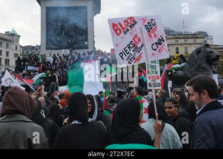 London, Großbritannien. Oktober 2023. Schätzungsweise 100.000 Menschen marschierten zur Unterstützung Palästinas und endeten in Whitehall, wo eine Kundgebung stattfand, in der ein Waffenstillstand zwischen israelischen Truppen und Hamas-Militanten gefordert wurde. Am Mittwoch ereignete sich eine Explosion im arabischen Krankenhaus Al-Ahli, bei der Hunderte von Menschen getötet und verletzt wurden, was zu Empörung auf der ganzen Welt führte. Es ist unklar, wer für die Explosion verantwortlich war. Quelle: Eleventh Photography/Alamy Live News Stockfoto