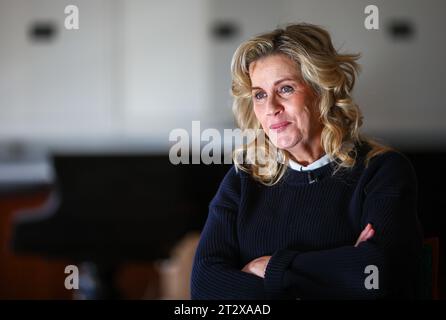 Leipzig, Deutschland. Oktober 2023. Die deutsche Schauspielerin Alexa Maria Surholt sitzt während eines Interviews in Leipzig. Seit 25 Jahren spielt Surholt die Rolle der Verwaltungsdirektorin und späteren Klinikdirektorin Sarah Wilhelmine Marquardt in der ARD-Krankenhausreihe „in aller Freundschaft“. (Zu dpa 'Ein Vierteljahrhundert Sachsenklinik - 'in aller Freundschaft' wird 25') Credit: Jan Woitas/dpa/Alamy Live News Stockfoto