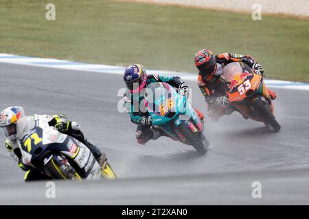 Melbourne, Australien, 22. Oktober 2023. KELSO Joel (JKel) von aus auf der CFMOTO Racing PruestelGP CFMOTO vor ÖNCÜ Deniz (DÖnc) von TUR auf der Red Bull KTM Ajo KTM während der australischen MotoGP auf dem Phillip Island Grand Prix Circuit am 22. Oktober 2023 in Melbourne, Australien. Quelle: Dave Hewison/Speed Media/Alamy Live News Stockfoto