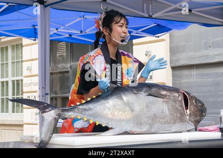 Mitglieder des Sabaki Girl Project schneiden Roten Thun während der Japanese Food Expo am 21. Oktober 2023 in der Industry City in New York Stockfoto