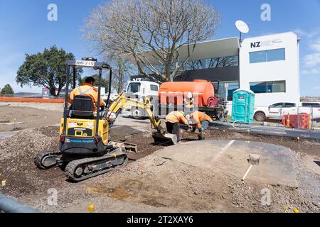 Tauranga Neuseeland - Oktober. 2023; Straßenbauarbeiten und Graben auf der Straße. Stockfoto