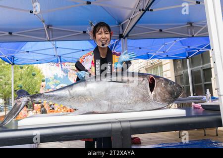 Mitglieder des Sabaki Girl Project schneiden Roten Thun während der Japanese Food Expo am 21. Oktober 2023 in der Industry City in New York Stockfoto