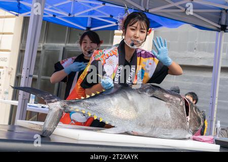 Mitglieder des Sabaki Girl Project schneiden Roten Thun während der Japanese Food Expo am 21. Oktober 2023 in der Industry City in New York Stockfoto