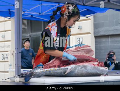 Mitglieder des Sabaki Girl Project schneiden Roten Thun während der Japanese Food Expo am 21. Oktober 2023 in der Industry City in New York Stockfoto