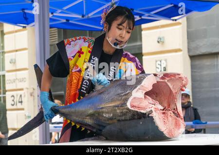 New York, USA. Oktober 2023. Mitglieder des Sabaki Girl Project schneiden Roten Thun während der Japanese Food Expo am 21. Oktober 2023 in der Industry City in New York. (Foto: Lev Radin/SIPA USA) Credit: SIPA USA/Alamy Live News Stockfoto